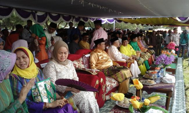 Dihadiri Plt Gubernur Riau, Ritual Mandi Safar Di Pantai Tanjung Lapin Meriah